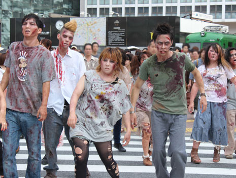 ゾンビが渋谷をゲリラ襲撃!? 「バイオハザードV:リトリビューション」イベントでゾンビがスクランブル交差点を占拠