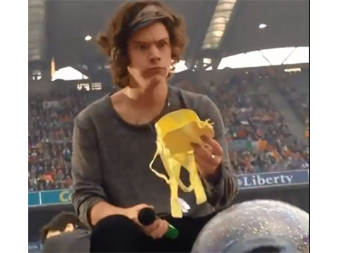 「ワン・ダイレクション」ハリー、コンサート中にバナナを食べてたら、とつぜんブラジャーが飛んできてビックリ苦笑い[動画あり]