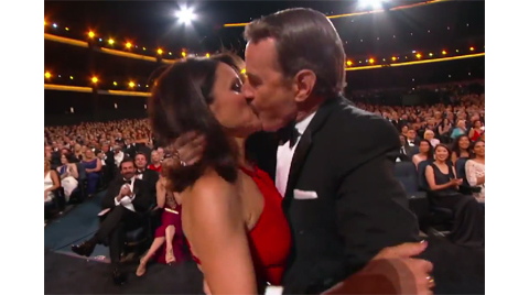 第６６回エミー賞で場内騒然のハプニング!? 「ブレイキング・バッド」ブライアン・クランストンがジュリア・ルイス＝ドレイファスに情熱的なキスをお見舞い[動画あり]