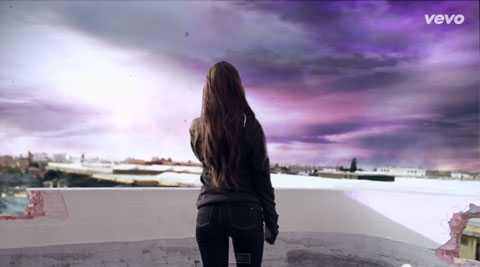 アリアナ・グランデ、新曲「ワン・ラスト・タイム」のMVが公開！ 「アルマゲドン」ばりのパニックラブロマンスが完成！？[動画]