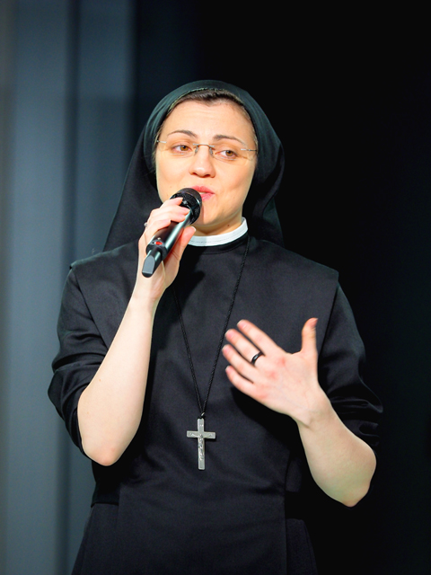 “歌う修道女”シスター・クリスティーナが、来日イベント開催！ 天使のような歌声にファン感動の涙