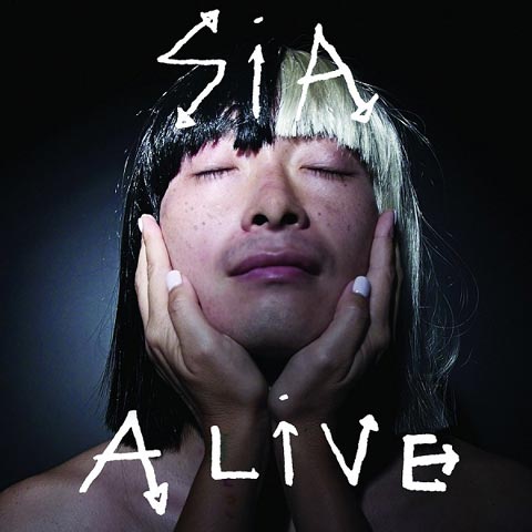 大ヒット曲「シャンデリア」で社会現象を巻き起こしたシーア、アデルと共作した新曲「Alive」を公開