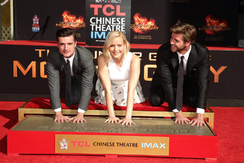 「ハンガー・ゲーム」ジェニファー・ローレンスら主役3人がハリウッドの殿堂入り！ チャイニーズ・シアターに手形・足形を残す