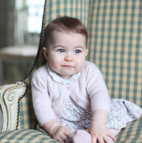 イギリス王室の天使シャーロット王女、生後半年の写真を公開 愛らしい姿に世界中がメロメロ