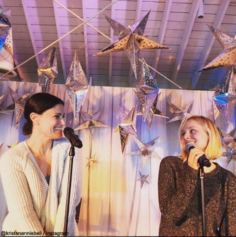 「アナと雪の女王」のイディナ・メンゼル＆クリステン・ベルがチャリティーで再共演