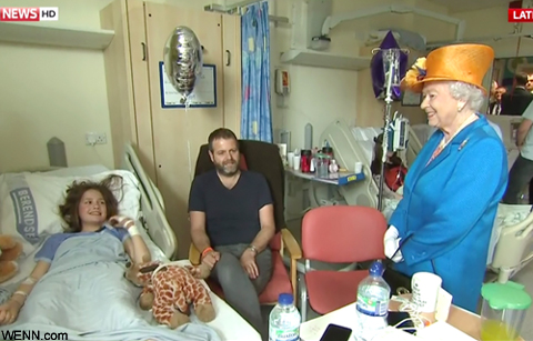エリザベス女王、爆破テロ被害者たちが入院する病院をサプライズ訪問！ 被害者＆被害者家族を励ます[写真・動画あり]
