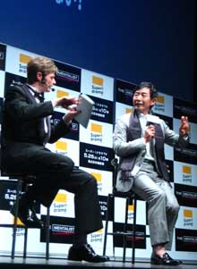 「THE MENTALIST」について語る石田純一さん
左は司会のセイン・カミュさん