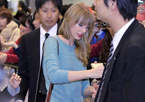 成田空港に到着したテイラー・スウィフト