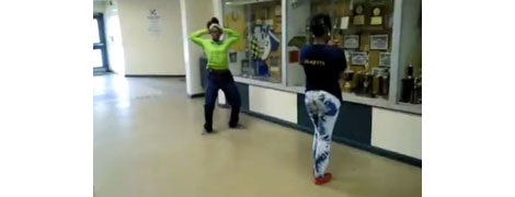 ハーレムシェイクに挑戦する女性