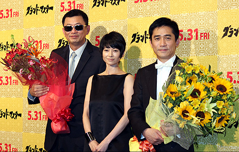 （写真左から）ウォン・カーウァイ監督、真木よう子、トニー・レオン