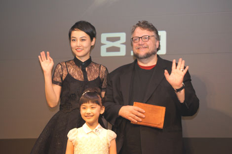 (左から)菊池凛子、芦田愛菜、ギレルモ・デル・トロ監督