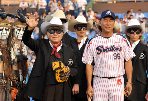 野村元監督（左）、池山隆寛コーチ