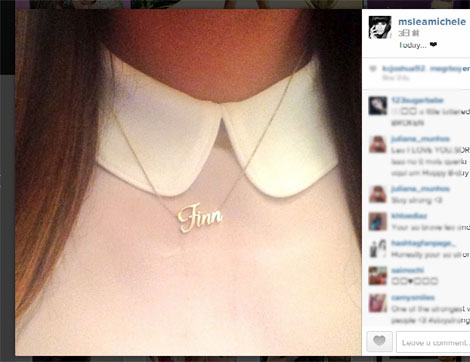 「Finn」と書かれたネックレスを着けるリー・ミッシェル