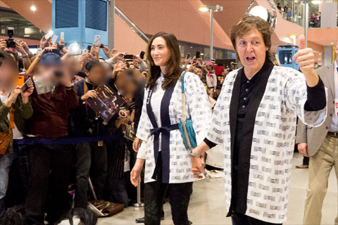 関西空港でファンの歓迎を受けるポール・マッカートニー。左は妻のナンシーさん