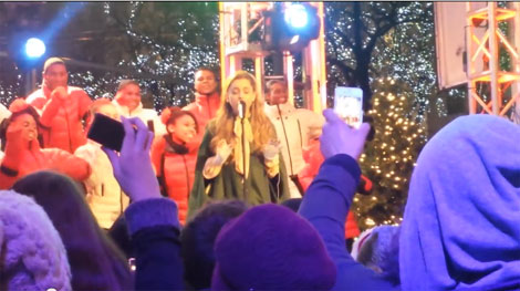 クリスマスムードあふれるステージで歌うアリアナ・グランデ