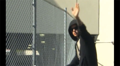 拘置所に集まったファンへ手を振るジャスティン・ビーバー