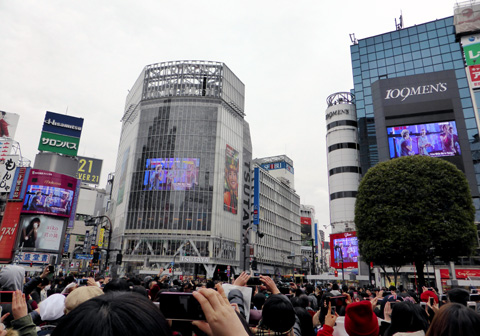 ワン・ダイレクションが渋谷スクランブル交差点のエキシビジョンを4面ジャックした瞬間の写真