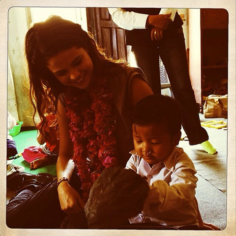 ネパールで子どもたちと触れ合うセレーナ・ゴメス