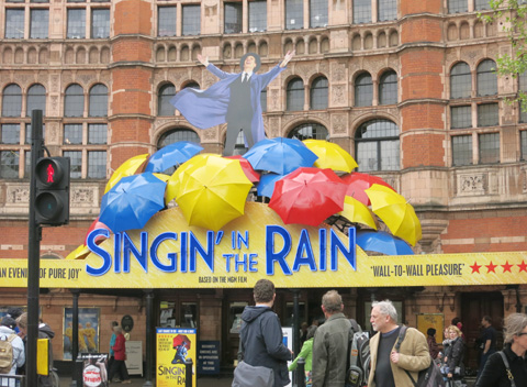 英ロンドン「SINGIN’ IN THE RAIN～雨に唄えば～」劇場前