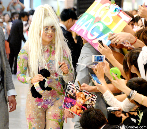 成田空港にビックリセクシー衣装で到着！ファンサービスするレディー・ガガ