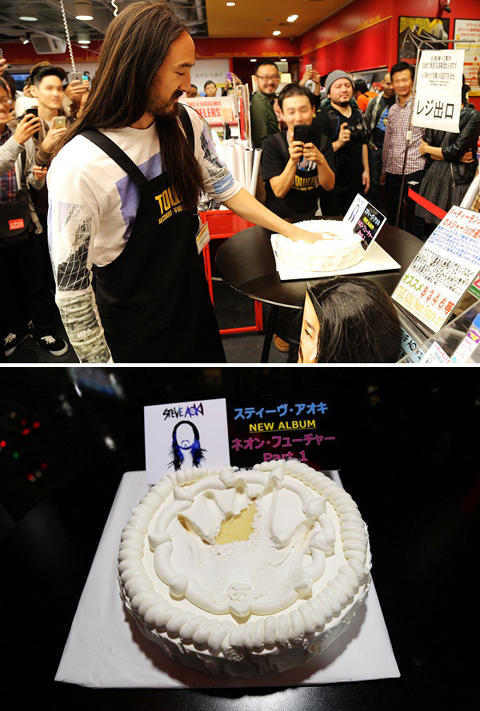 タワーレコード渋谷店でケーキに手形を押すスティーヴ・アオキ