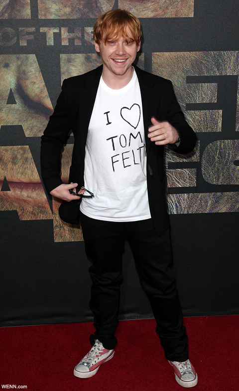 「トム・フェルトンを愛してる」と書かれたTシャツを着てレッドカーペットに登場したルパート・グリント
