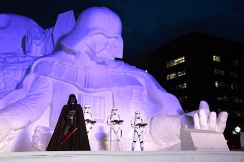 ライトアップされた「雪のスター・ウォーズ」大雪像とイベントに登場したダース・ベイダーとストームトルーパー