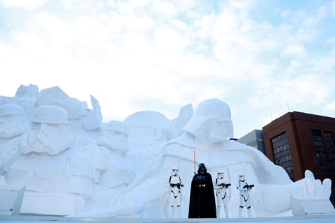 「雪のスター・ウォーズ」大雪像とイベントに登場したダース・ベイダーとストームトルーパー