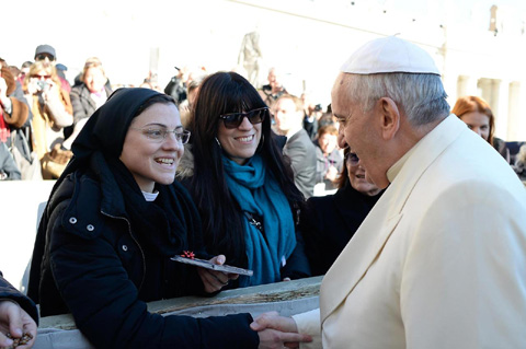 ローマ法王にＣＤを渡すシスター・クリスティーナ