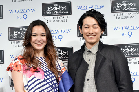 加賀美セイラ(左)、DEAN FUJIOKA
