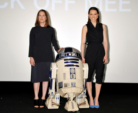 （左から）キャスリーン・ケネディ、R2-D2、デイジー・リドリー