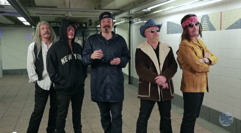 変装中の「U2」とジミー・ファロン（中央）