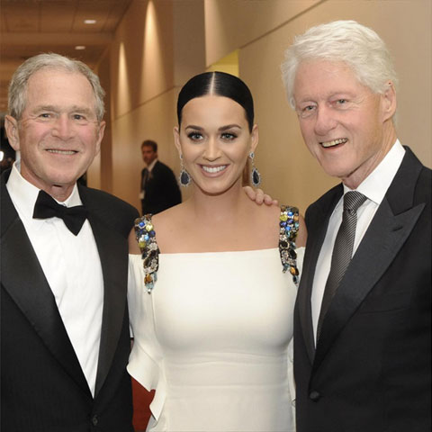 （左から）ブッシュ元大統領、ケイティ・ペリー、クリントン元大統領
