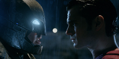 ベン・アフレック演じるバットマン（左）、ヘンリー・カビル演じるスーパーマン（右）