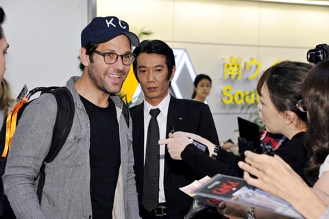 成田空港に到着したポール・ラッド