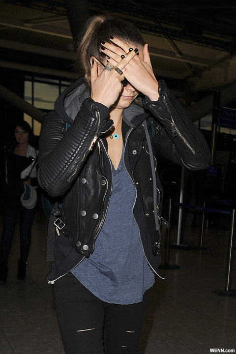 ヒースロー空港で撮影された、カーラ・デルヴィーニュの写真
中指を立てて怒りを露わにしている