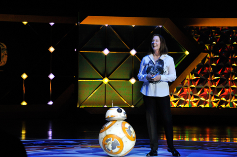 BB-8（左）とキャスリーン・ケネディ（右）