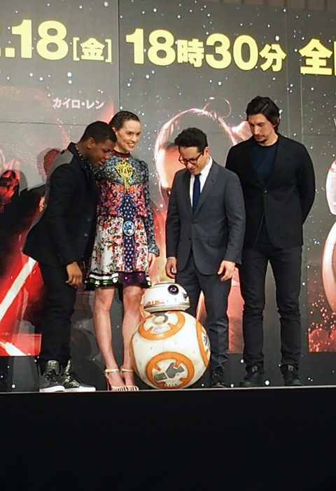 BB-8と出迎える4名 (C)TVGroove.com