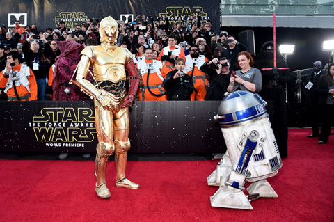 C-3PO（左）、R2-D2（右）
