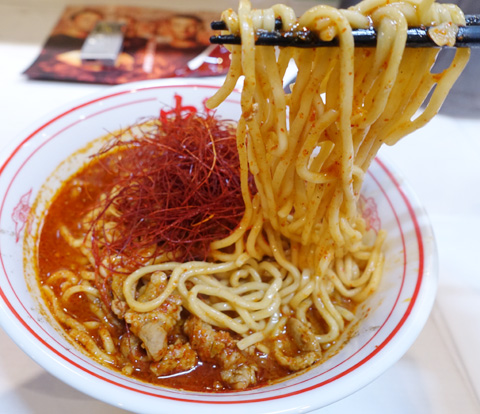 麺だけ持ち上げて辛さから逃れようとするが、唐辛子と山椒たっぷりの激辛スープが、もちもちの太麺に見事なまでに、からみつき、絶対に辛さからは逃れられない！笑