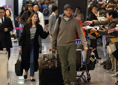 成田空港に到着したフェリシティ・ジョーンズ