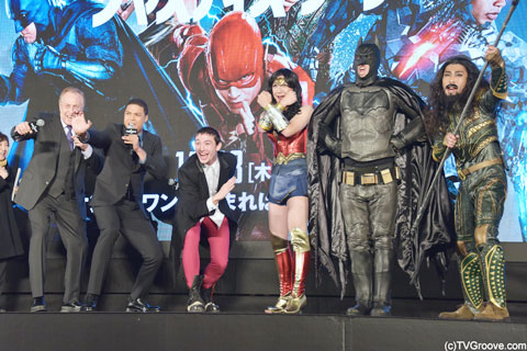 イベントには、パンサーの３人も登壇。ワンダーウーマン、バットマン、アクアマンの格好で登場。