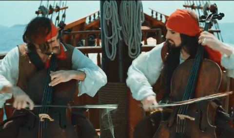 2CELLOS、海賊に！？ 最新アルバムより、「パイレーツ・オブ・カリビアン」の激しいパフォーマンス公開[動画あり]