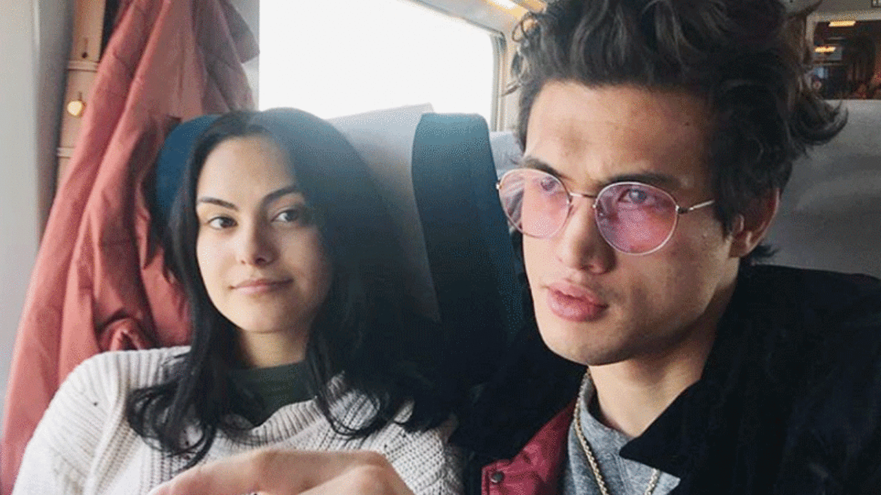 リバーデイル カミラ メンデス 恋人チャールズ メルトンの故郷 韓国で年越し ウサギになりきるラブラブ写真を公開 写真あり Tvgroove