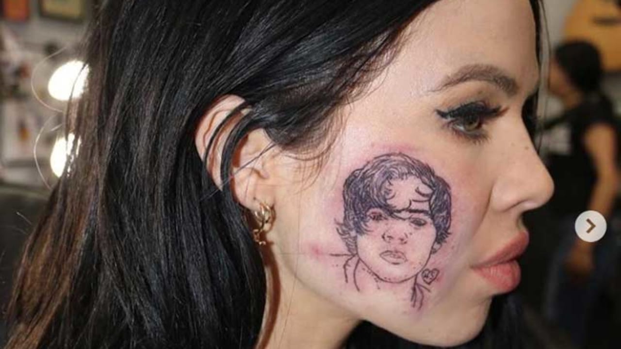 女性歌手 頬にドでかいハリー スタイルズのタトゥーを入れる あまり似ていない Tvgroove