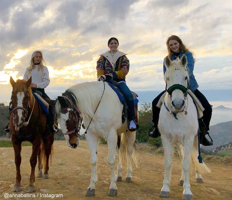 乗馬を楽しむセレーナ・ゴメス（中央）と友人たち