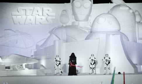 ※最後の雪像登場キャラクター：シリーズ全作品に登場する人気ドロイド C-３PO、R2-D2。「フォースの覚醒」への登場以降人気を一身に集めているドロイドBB-8。「最後のジェダイ」で一躍人気キャラクターの仲間入りをしたポーグ（C-3PO の肩の上）