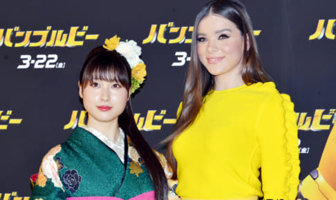 映画「バンブルビー」ジャパンプレミアに登場した土屋太鳳（左）とヘイリー・スタインフェルド