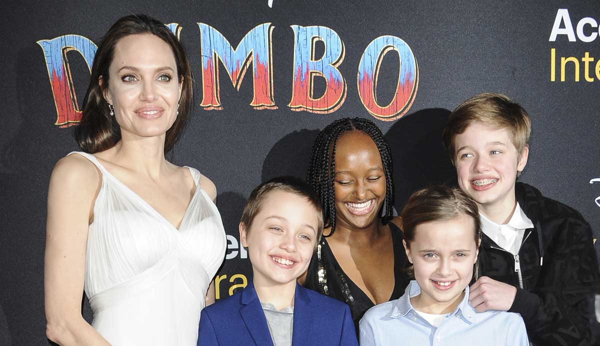 アンジェリーナ ジョリー 純白のロングドレスをまとい４人の子供たちと映画 ダンボ のワールドプレミアに登場 Tvgroove