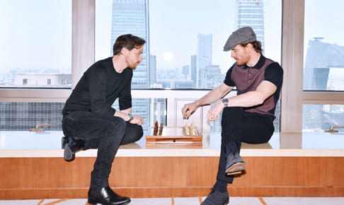 ジェームズ・マカヴォイ（左）とマイケル・ファスベンダー（右）
